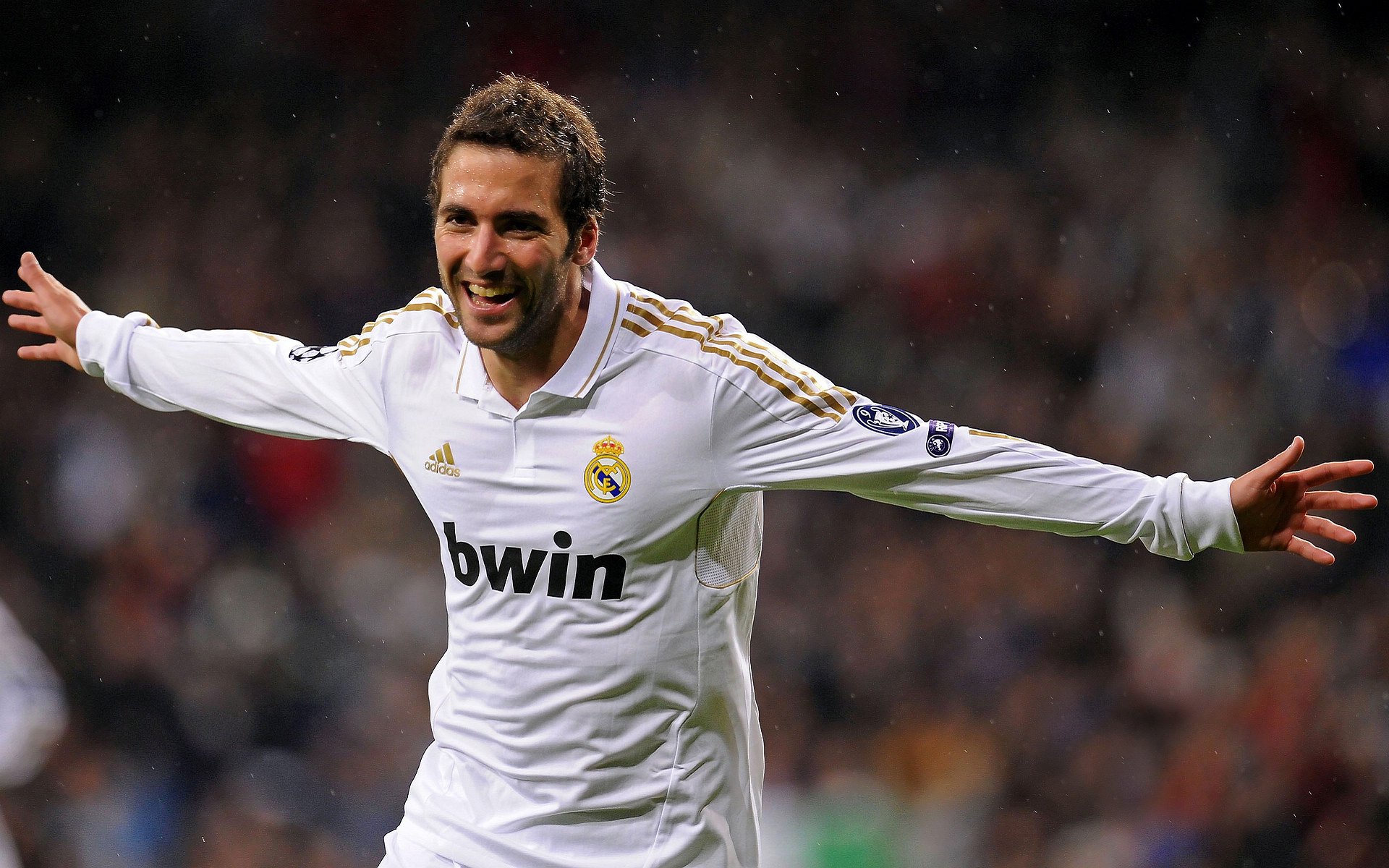 五大联赛球场扩建计划反映长期发展思路，五大联赛最大的球场容纳多少人